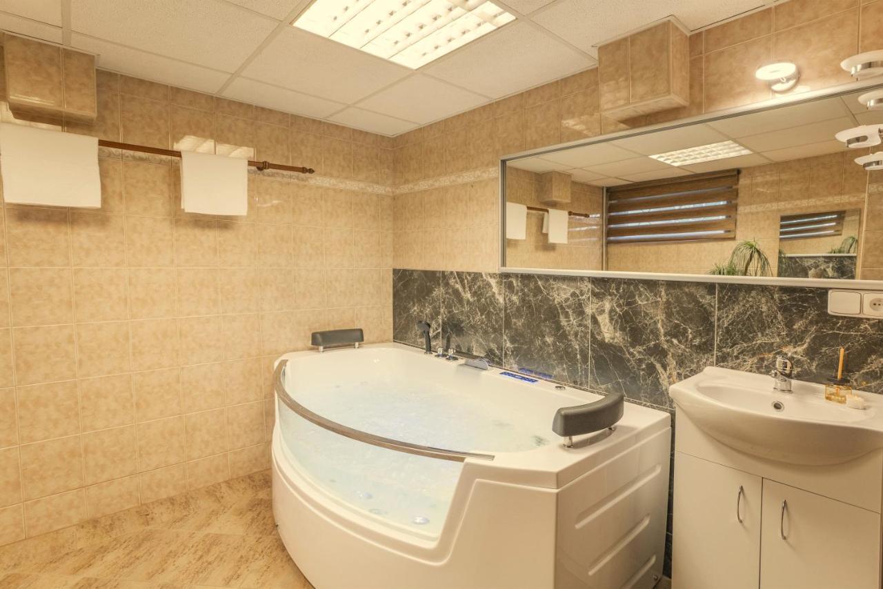 פראג Wellness Studio! Finnish Sauna, Whirlpool, Gym & More! מראה חיצוני תמונה